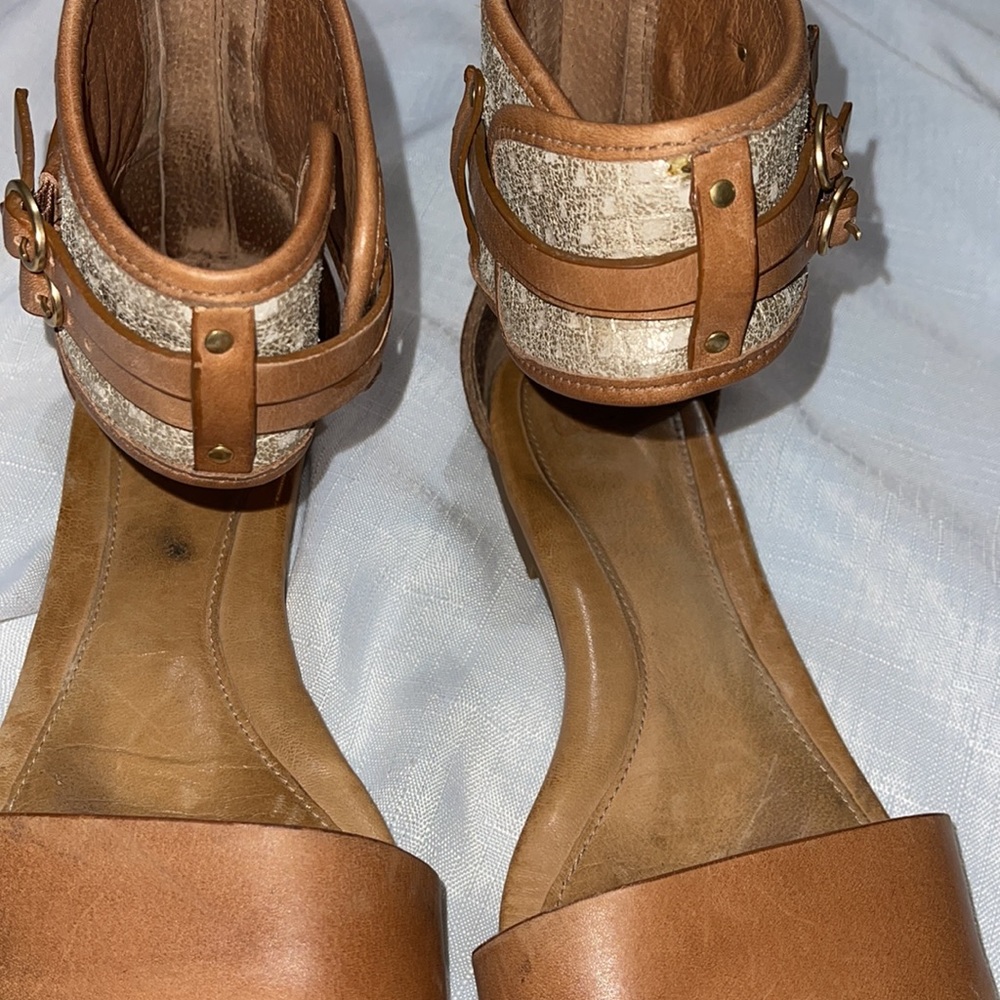 Gentle Used UGG ankle sandal size 8.5 zipper in back. Some wear on right toe. - Picture 4 of 7